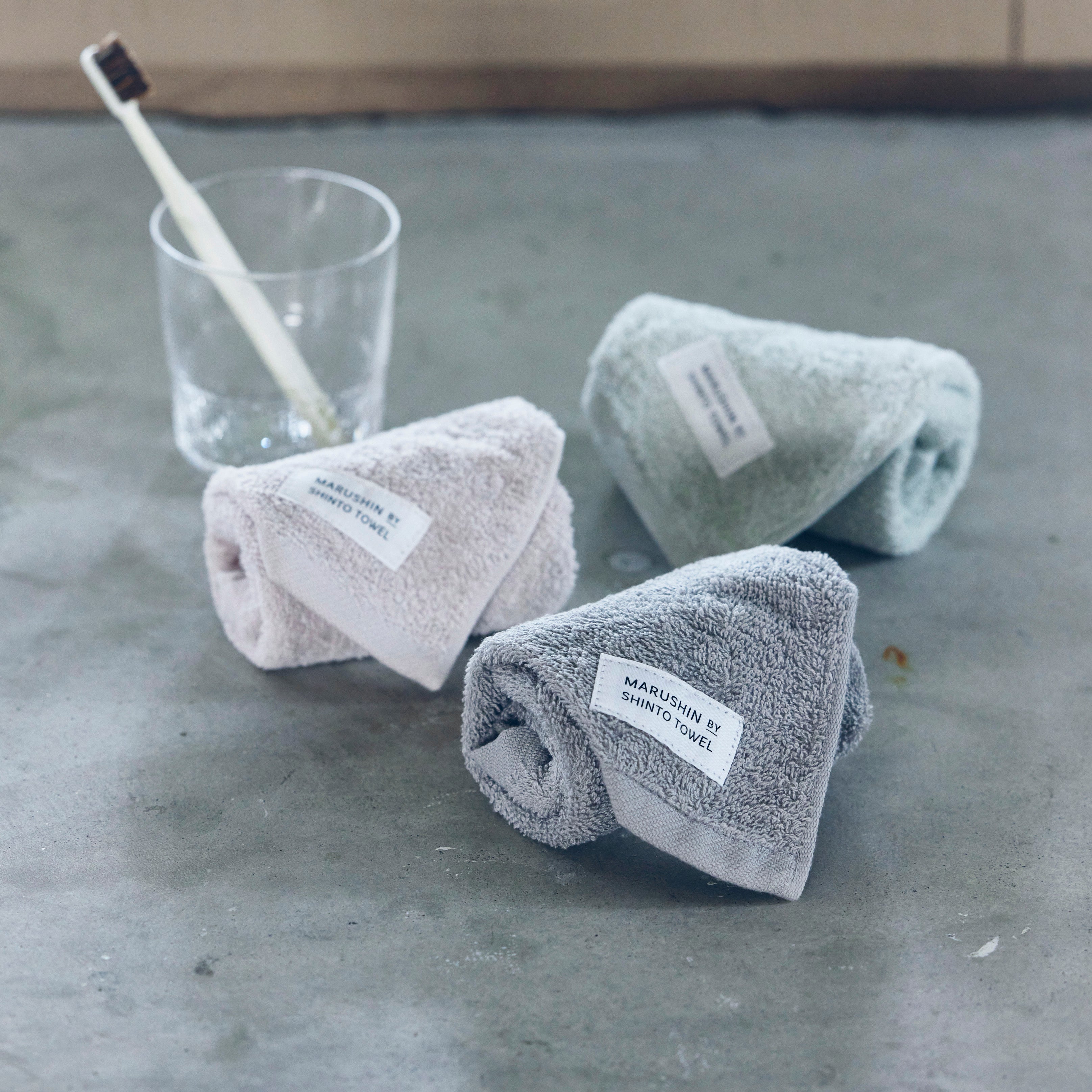 〈ユキネサラシ〉ハンドタオル2枚(グレー ⁄ ピンクグレー)箱入り