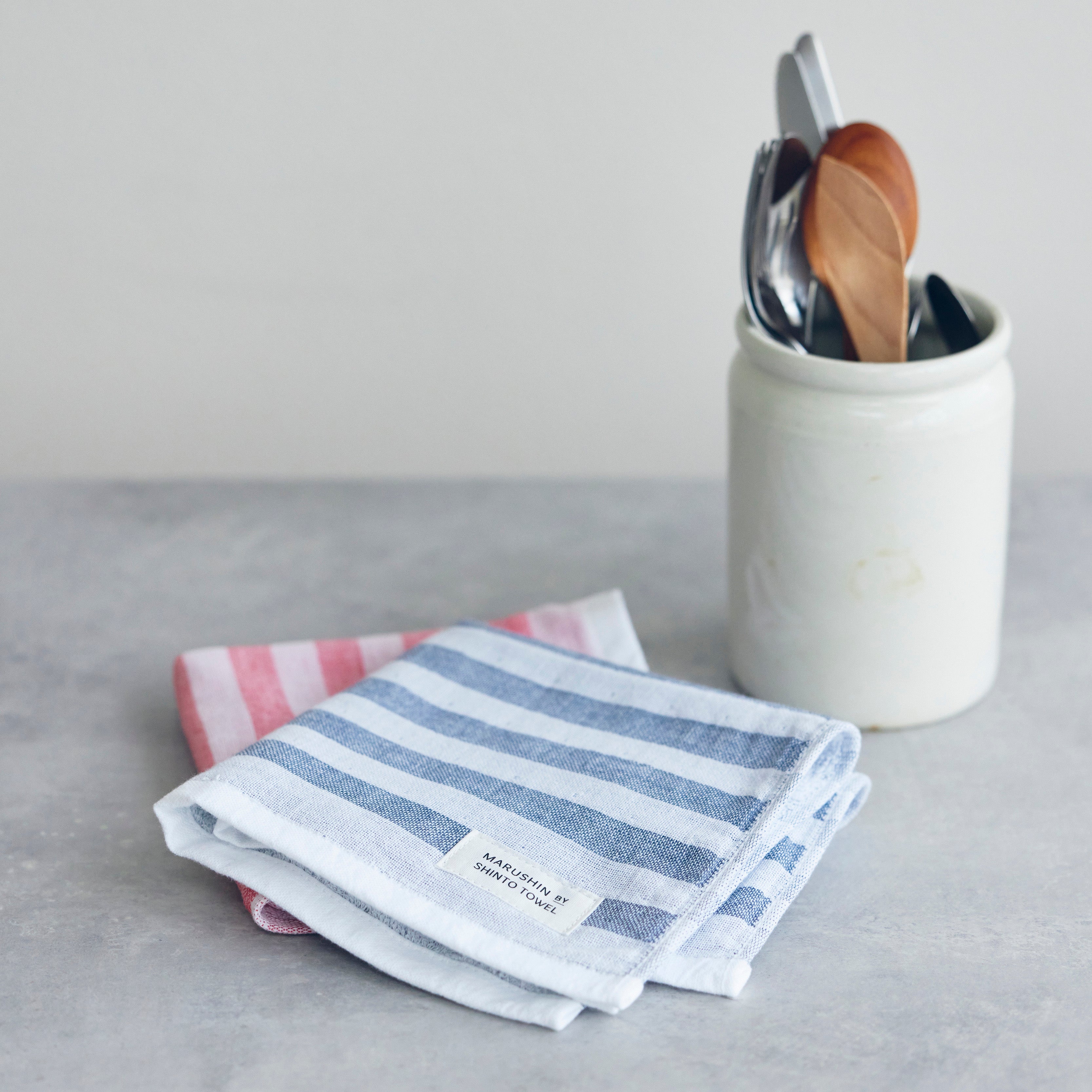 〈シマ-シングル〉ハンドタオル2枚（レッド ⁄ シャドウ）箱入り