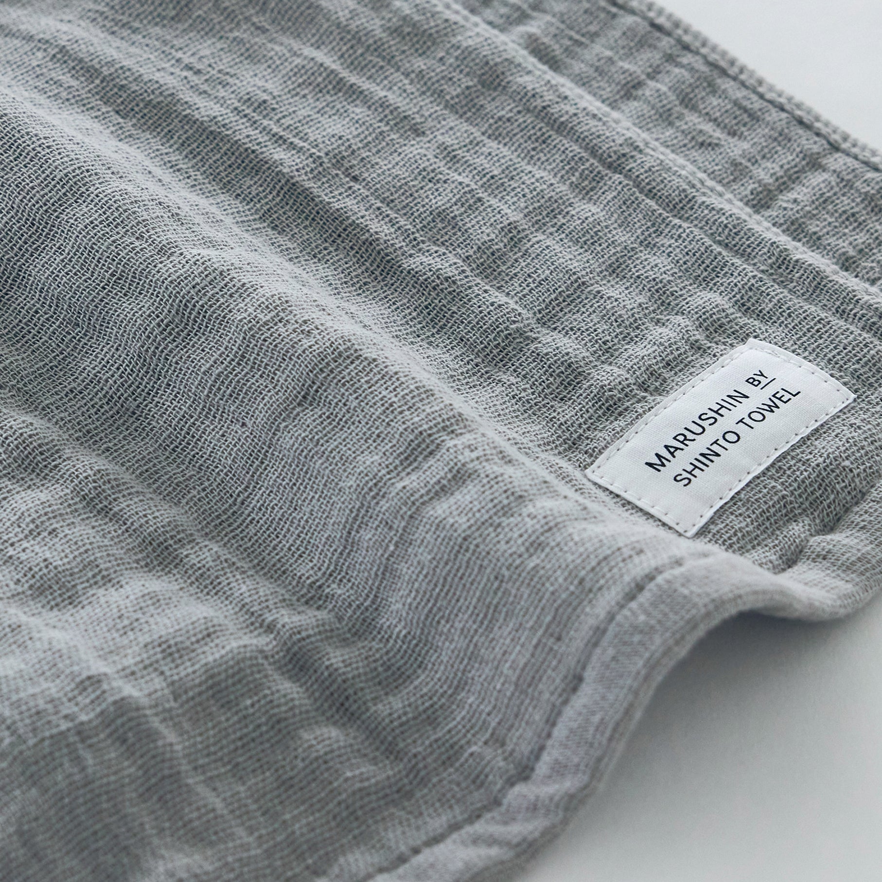 〈ランダムガーゼ〉ハンドタオル2枚（グレー ⁄ ピンクグレー）箱入り