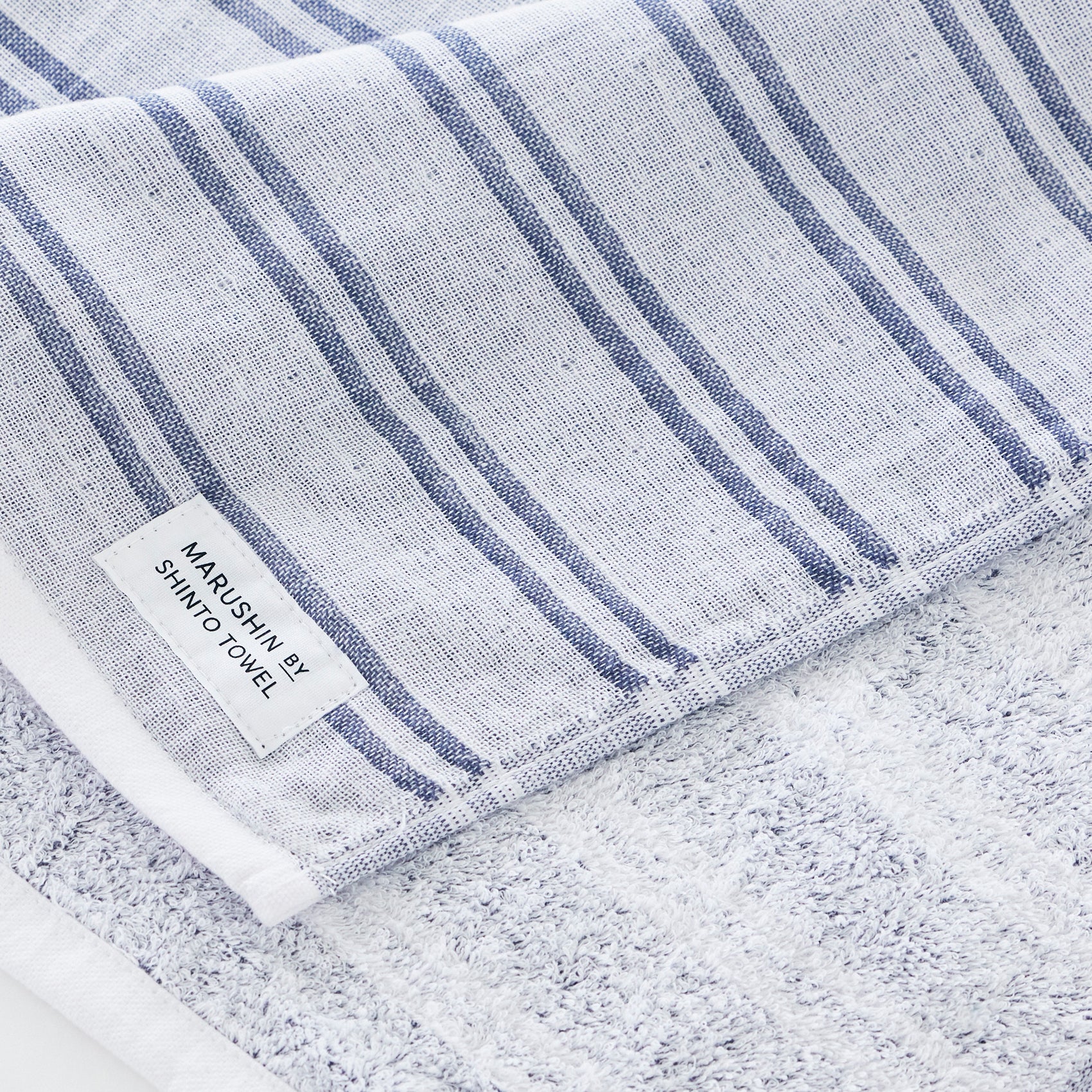 〈シマ-ダブル白地〉ハンドタオル2枚（レッド ⁄ シャドウ）箱入り